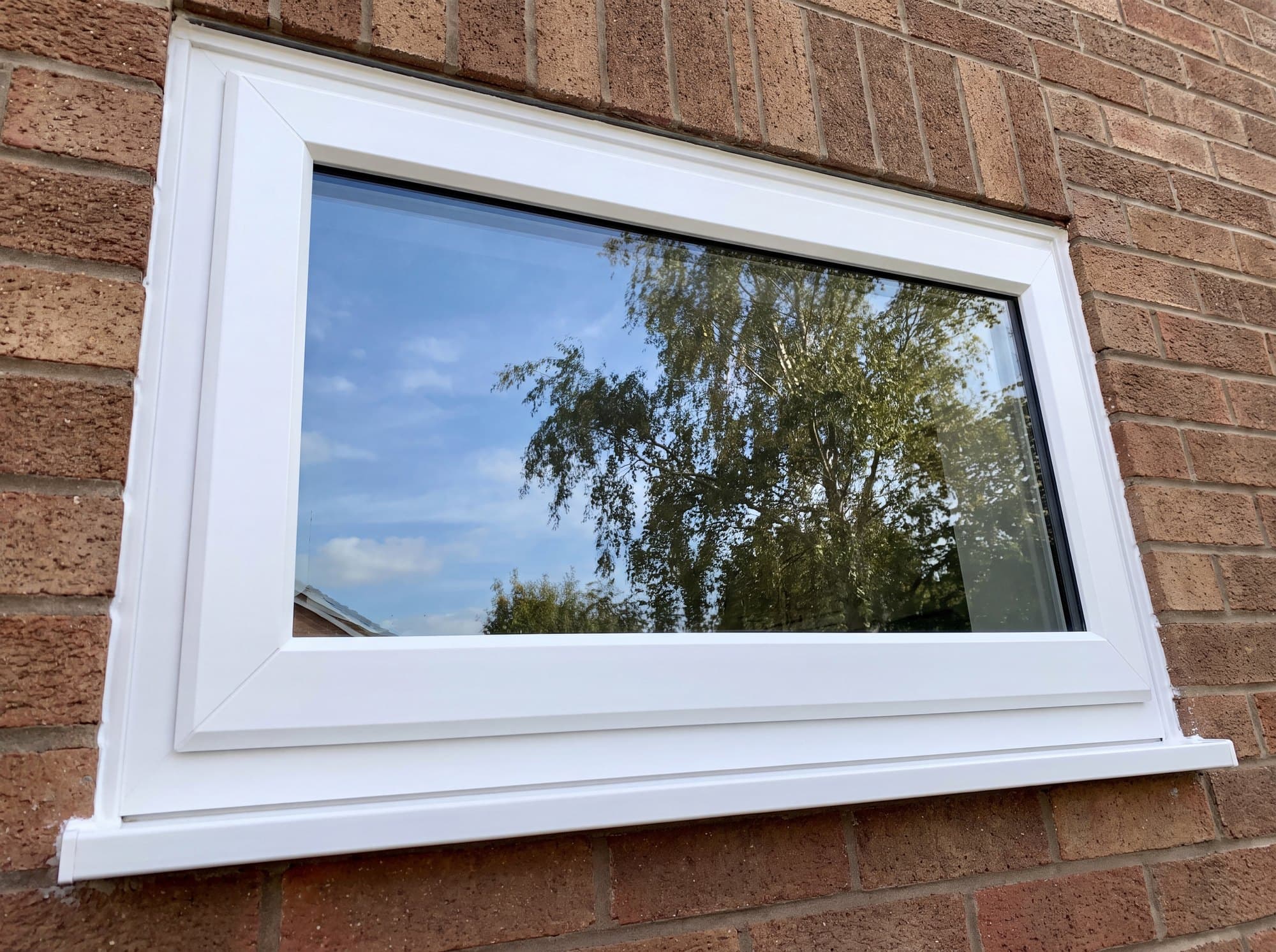 Cracked and smashed glass replacement, Surrey — K&R